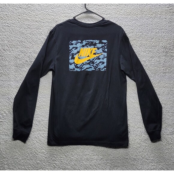 ​Men's M Nike The Nike Tee Black L/S T-Shirt Yellow Swoosh Blue Camo Back Graphi - Picture 6 of 12